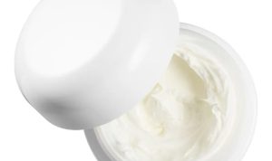 La Mer Crème de la Mer Reviewing the Best Luxury Moisturizer for Deep Hydration